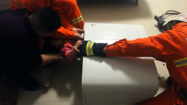 Two Year Old Chinese Girl Rescued After Becoming Trapped In Washing Machine Au 